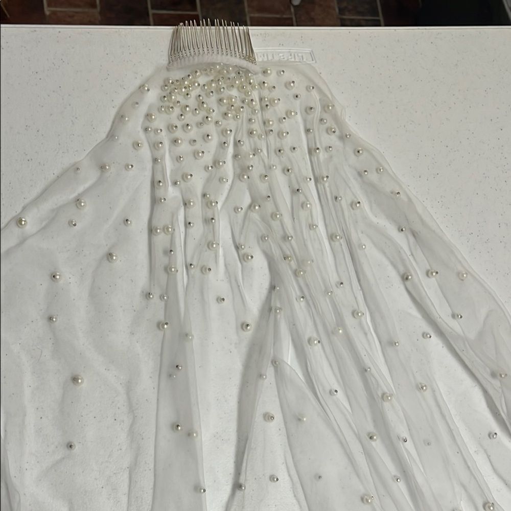 Elegant White Pearl Veil